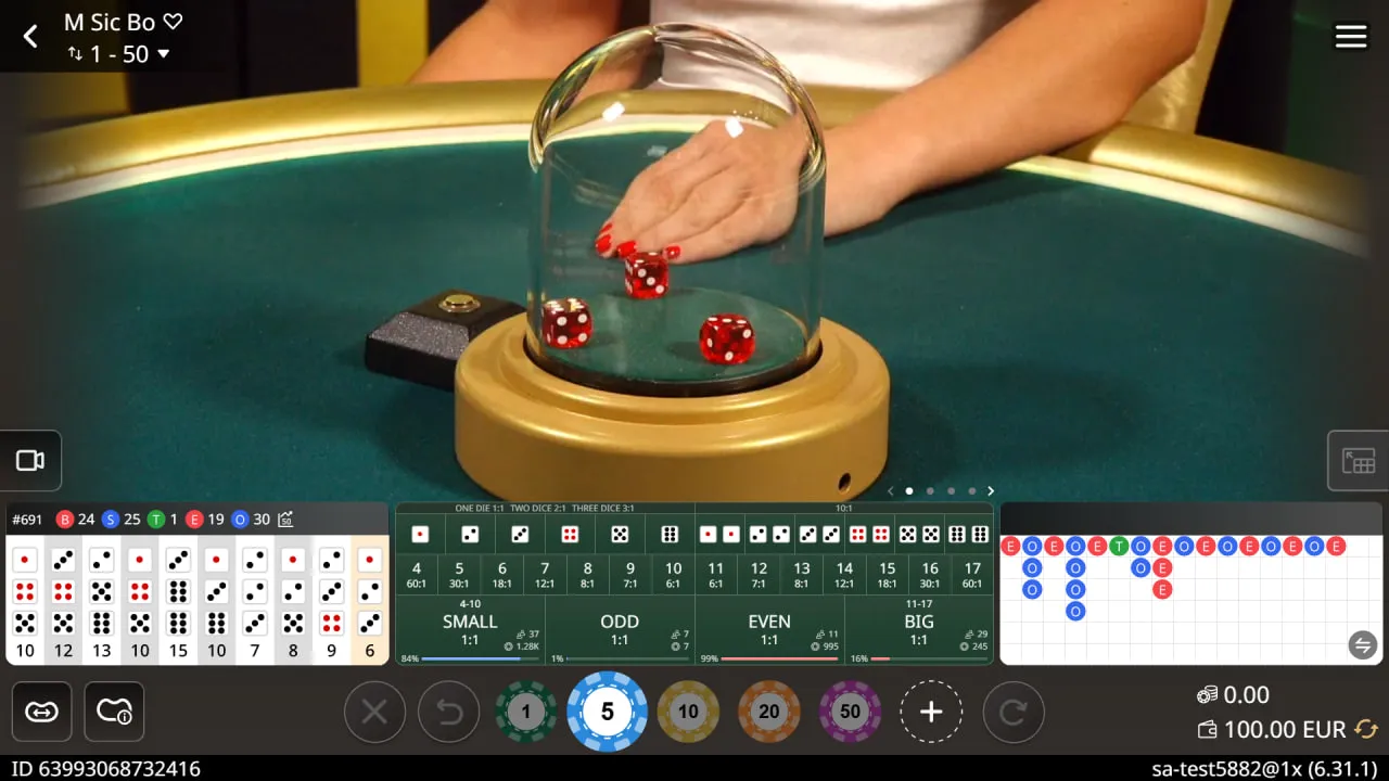 میز و تجهیزات بازی سیک بو؛ گنبد شیشهای لرزان با سه تاس قرمز روی میز و چینش شرطها (Small/Big، Odd/Even، مجموعها) بههمراه چیپهای شرطبندی